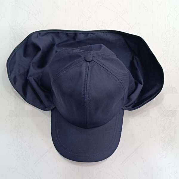 Gorra azul con solapa para protección del cuello