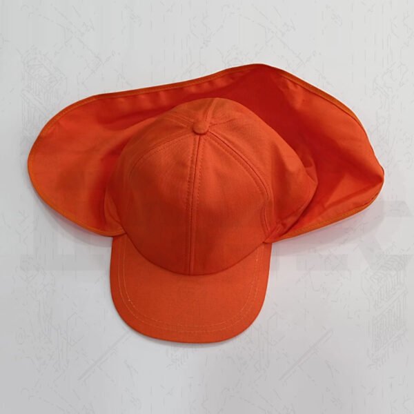 Gorra roja con solapa para protección del cuello