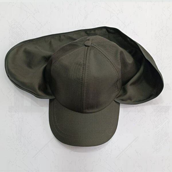 Gorra verde con solapa para protección del cuello